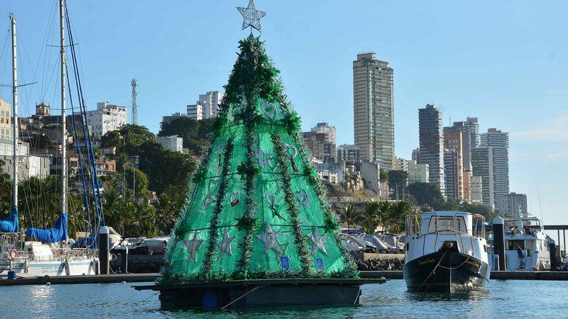 Árvore de Natal flutuante estreia em Salvador