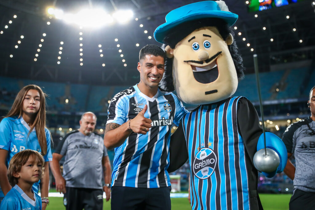 Grêmio apresenta Luis Suárez com festa histórica na Arena