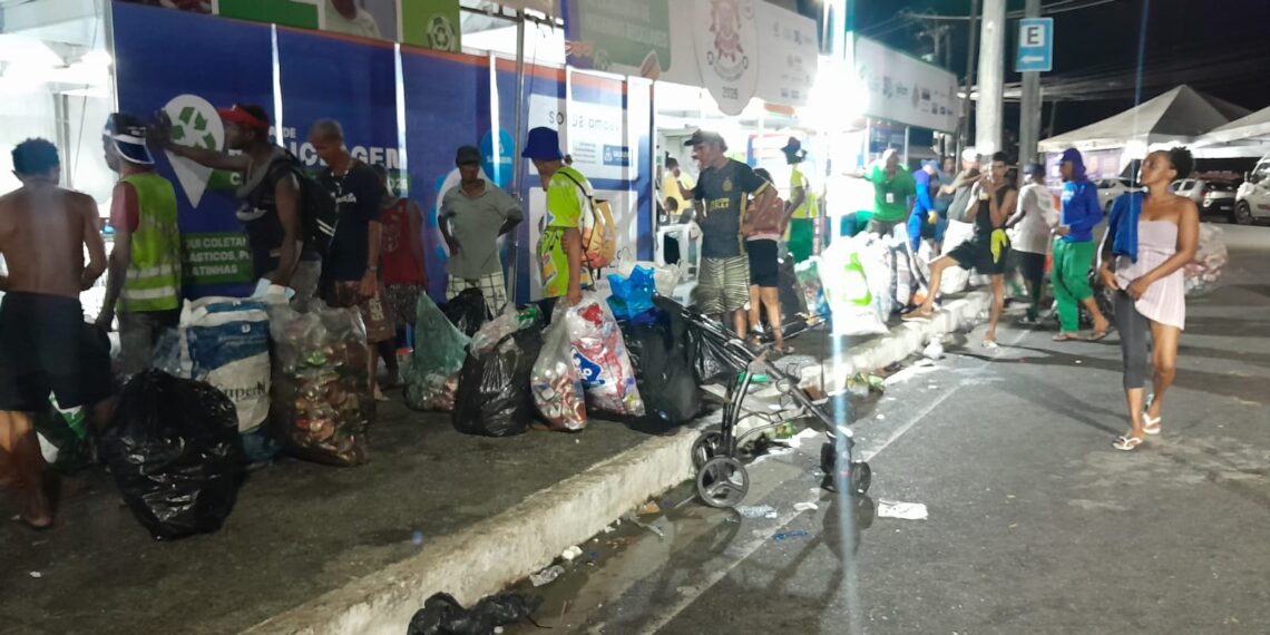 Catadores garantem a Salvador o recebimento de certificado do Guinness World Records por maior coleta de recicláveis em festa de rua