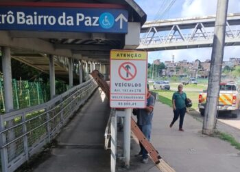 Placas passam a sinalizar proibição de tráfego de motos em passarelas de Salvador