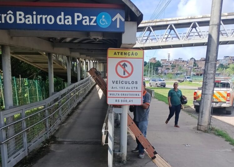 Placas passam a sinalizar proibição de tráfego de motos em passarelas de Salvador