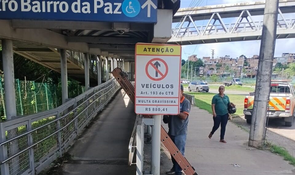 Placas passam a sinalizar proibição de tráfego de motos em passarelas de Salvador