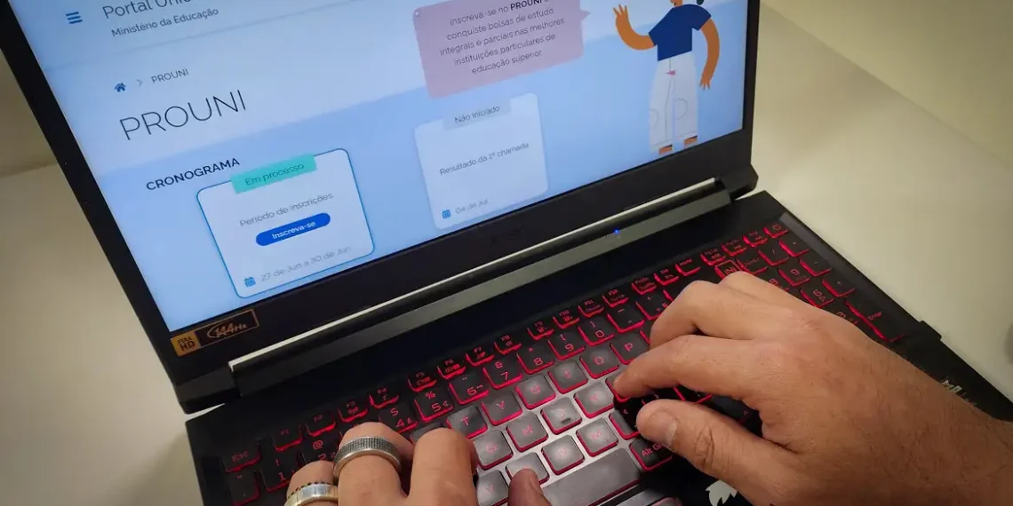 Prazo para confirmar informações de inscrição do Prouni termina na sexta