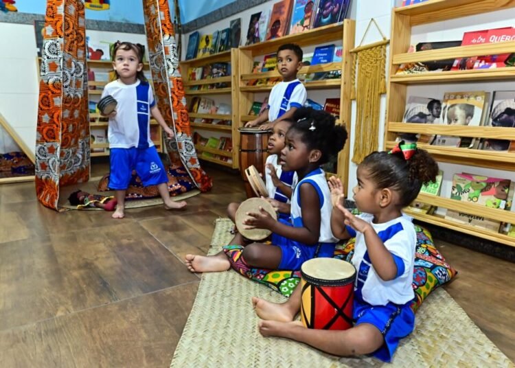 Escolas de Salvador são selecionadas para receber bebetecas antirracistas