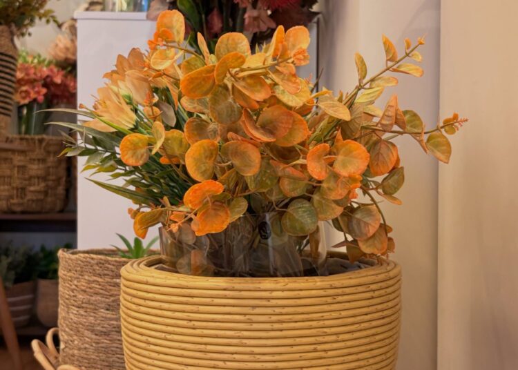 Flores permanentes ganham espaço na decoração: tendência ou economia?